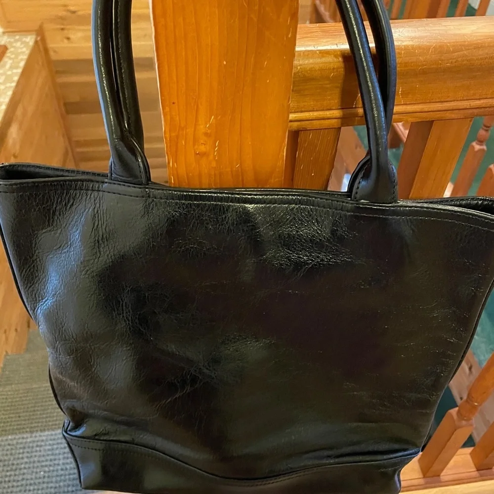 Authentic Leather Tory Burch Shoulder Bag .